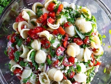 Těstovinový salát s baby špenátem