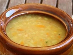 Hustá, sytá a chutná čočková polévka se zeleninou a kurkumou.
