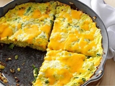 Když doplníte vaječnou omeletu zeleným chřestem a přidáte k ní zeleninový salát, získáte perfektní oběd, nebo večeři.
