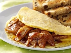 Klasické omelety vylepšené dušenými jablky se skořicí můžete podávat jako sladký oběd, nebo jako dezert.
