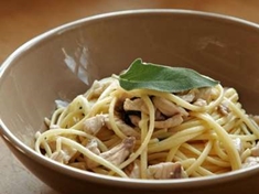 
	Těstoviny se v Itálii jedí obvykle jako předkrm. Ital v kuchyni Emanuel Ridi má recept na pastu s línem.
