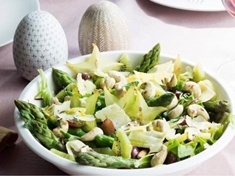 Křupavý jarní salát s citronovou zálivkou. Čerstvý chřest je jistým znakem jara. Chřest lze kombinovat s masem, zeleninou, ale i ovocem.
