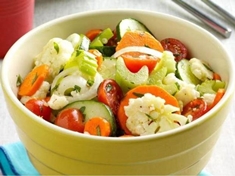 Co si dát na jaře lepšího, než zeleninový salát. Tento svěží, barevný salát s jemně pikantní zálivkou je plný vitamínů.
