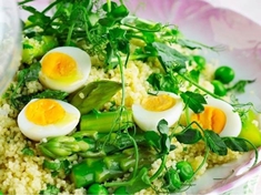 Kuskus je ideální základ pro rychlá jídla salátového typu.Vyzkoušejte ho s hráškem a křepelčími vajíčky.
