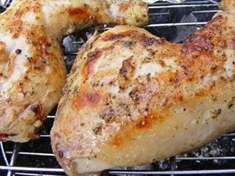 
	Jednoduchý recept na grilované kuřecí čtvrtky s čerstvou majoránkou.
