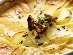 Skvělá chuť a jednoduchost, to jsou brambory zapečené s houbami a sýrem.
