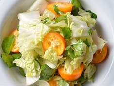 Dietní, zdravý salát z čínského zelí, špenátu a rajčat s lehkou zálivkou.

