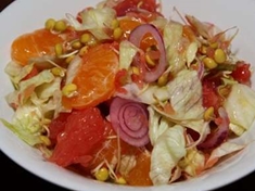 
	Recept na jednoduchý salát, kombinace ledového salátu a ovoce s čočkovými klíčky.
