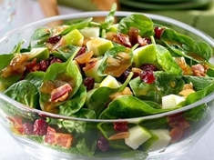 Právě pro přípravu salátu jsou mladé křehké lístky špenátu jako stvořené. Vyškvařená slanina dodá salátu nejen na sytosti, ale i na zajímavé chuti.
