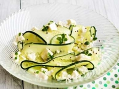
	Výborným doplňkem ke grilovanému masu je okurkový salát. Tento recept je se sýrem feta.
