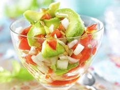 Letní salát z rajčat a avokáda se slunečnicovými semínky.
