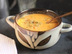 Sytá špenátová polévka s kari pastou je lehce pikantní, polévku můžete podávat s pečivem, jako hlavní chod.
