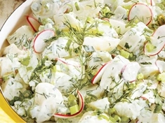 Varianta bramborového salátu, kterému na svěžesti přidává řapíkatý celer, křen a ředkvičky.

