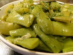 
	Recept na salát ze zelených fazolek, vhodný jako večeře nebo příloha.
