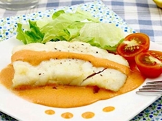 Jemnou bílou rybu skvěle doplňuje sladce pikantní omáčka.

