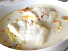 Jemné rybí maso ve smetanové omáčce se zeleninou a šafránem.
