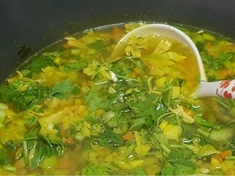 Vyzkoušejte jemné,svěží řapíky celeru ve velmi jednoduché polévce s mrkví a rýží.
