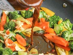 Pokrm je připravený z několika druhů zeleniny s pikantní zálivkou .
