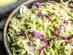       Tento zelný salát je lehký a krémový a má mnohem svěžejší chuť než obvyklý zelný salát.  Limetková  šťáva  a sametově krémová struktura avokáda je mnohem lepší než majonéza . 