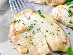 Jemnému rybímu masu dodá skvělou chuť máslo s citronovou šťávou a česnek .
