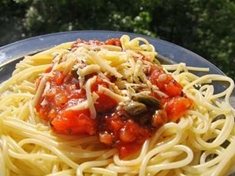 
	Jednoduchý recept na velmi chutné špagety s rajčaty a kapary.
