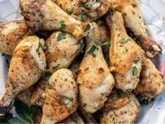 Marinované kuřecí paličky ,upečené do křupava . Med během pečení na mase krásně zkaramelizuje a dodá jedinečnou chuť .

