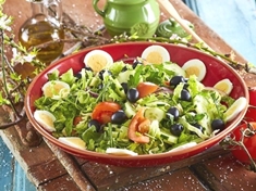 Čerstvý , osvěžující salát se spoustou zeleniny a vařenými vejci si můžete dát jako hlavní chod .

