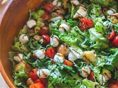 Čerstvé listy římského salátu jsou křupavé a mají jemně nasládlou chuť. Ze všech salátů má nejvyšší podíl živin a mnoho vlákniny .
