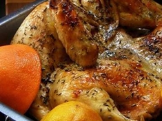 
	Skvělý recept, kdy se spojí chuť pečeného kuřete s vůni tymiánu a citrusových plodů.
