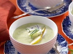 Polévka z brambor a pórku. Hruška a gorgonzola dodají polévce nezaměnitelnou chuť .
