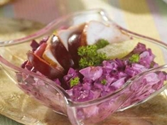 
	Recept na osvěžující salát ze švestek a červené řepy.
