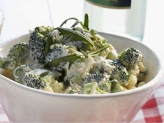 Těstoviny s brokolicí a omáčkou se zakysanou smetanou a sýrem .
