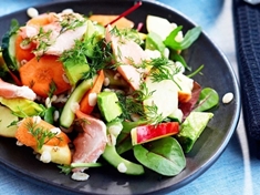 Jednoduchý salát nejen k obědu , připravený z pečeného pstruha , jáhel , zeleniny a jablek .
