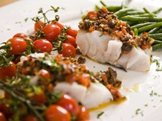 
	Treska je oblíbená ryba, kterou lze připravit na tisíc způsobů. Zkuste třeba tento recept na tresku s rajčaty a olivami podle Itala v kuchyni Emanuela Ridi.
