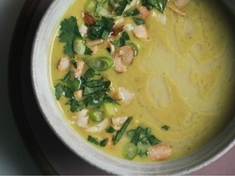 Květáková krémová polévka s kurkumou ,zázvorem , koriandrem a pečeným česnekem .
