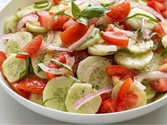 Zdravý ,jednoduchý a chutný zeleninový salát.
