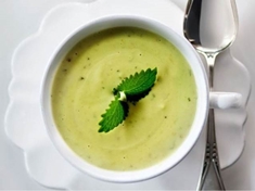 Krémová polévka z květáku ,brokolice a špenátu se smetanou .
