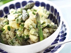 Chřest a nové brambory – skvělá kombinace k přípravě salátu .
