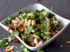 Studený fazolový salát se hodí jako příloha k mnoha jídlům, ale hodí se i jako samostatné malé jídlo. Na bylinkách nešetřete . Neváhejte použít k přípravě i více druhů fazolí .
