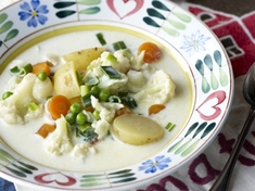 Chutná , jarní , variabilní polévka: záleží jen na vás, jakou sezonní zeleninu použijete. Nakrájení zeleniny a osmahnutí na másle krásně zvýrazní chuť polévky .
