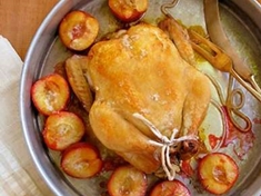 
	Skvělý recept, kdy se spojí chuť pečeného kuřete, švestek a rozmarýnu.
