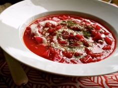 Bezmasá varianta polévky z červené řepy. I bez masa je polévka vydatná díky spoustě zeleniny.
