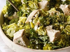 Kuřecí salát s brokolicí je ideální jako lehký oběd ,nebo večeře .
