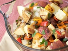 Připravte si ke grilovanému masu salát z grilované zeleniny.
