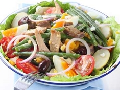 
	Salát Nicoise je nejen zdravý, ale také velmi chutný. Název proslulého salátu z francouzského Azurového pobřeží se vyslovuje [nykoaz]. Kromě zeleniny jsou pro tento salát charakteristickými ingrediencemi vařená vejce, tuňák, ančovičky a brambory.
