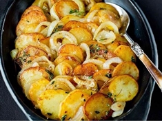 Zapečené brambory s cibulí a tymiánem . Podávané se zeleninovým salátem budou určitě chutnat .
