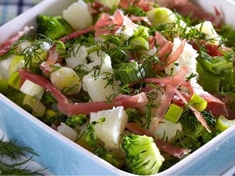 Kopr je stará bylinka, která se vždy hojně používala. Využijete ji i k přípravě tohoto zeleninového salátu.
