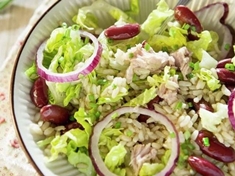 Jednoduchý , barevný fazolový salát , s rýží , červenou cibulí a tuňákem .
