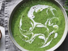 Tato zdravá , krémová špenátová polévka může být na vašem stole do 30 minut .
