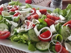 Tento salát je velmi chutný a zároveň velmi jednoduchý na přípravu. Ve skutečnosti jsou někdy nejlepší jídla ta nejjednodušší, protože zvýrazňují přirozenou chuť surovin.
